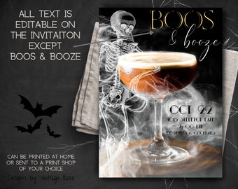 Puede incluir: Una invitación a una fiesta de Halloween con un esqueleto sosteniendo una copa de cóctel. El texto dice "Boo's & Booze" y "Oct 22, 1015 Skeleton Lane, 7:00 PM, Costumes & Cocktails".
