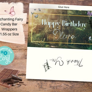 Może przedstawiać: Drukowany wzór na opakowania batonów czekoladowych z wróżką, domkiem i tekstem "Happy Birthday Olivia". Wzór jest w odcieniach zieleni, złota i bieli z bajkowym motywem wróżki.