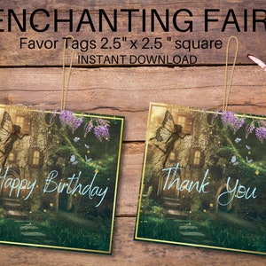 以下が含まれることがあります： 緑、茶色、金色の背景に、木製の家にいる妖精が飛んでいる様子が描かれた、印刷可能なギフトタグ2枚。タグには「ハッピーバースデー」と「サンキュー」の文字が書かれています。