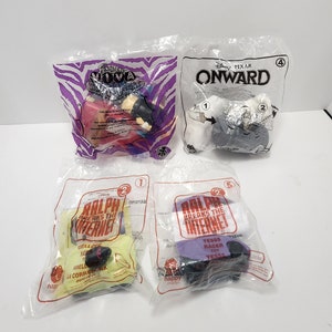 Puede incluir: Cuatro bolsas de pl&aacute;stico que contienen juguetes Happy Meal de las pel&iacute;culas de Disney Pixar. Las bolsas est&aacute;n etiquetadas con los t&iacute;tulos de las pel&iacute;culas: "Onward", "Ralph rompe Internet" y "Moana". Los juguetes son visibles a trav&eacute;s de las bolsas de pl&aacute;stico.