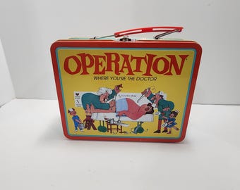 Juego de Operación 2000, Lonchera de Personaje Vintage - Lonchera - Lonchera - Década de 2000 - Operación - Juegos de Mesa - Juegos Familiares - Lonchera Vintage