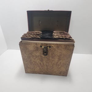 Lot von 45 Schallplatten mit Metall Vintage Aufbewahrungskoffer - Vinyl - Schallplatten - Schallplatten - 45 - 45s - 45 Schallplatten - Aufbewahrungsbox - Antiquitäten