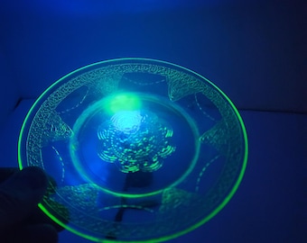 Talerz ze szkła uranowego z lat 30. XX wieku, zielony, z okresu depresji - Talerze - Świecące w ciemności - UV - Lata 30. XX wieku - Antyki - Uran - Szkło uranowe - okres depresji