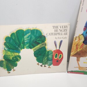 Puede incluir: La portada del libro La Oruga Muy Hambrienta con una oruga verde con cabeza roja y patas amarillas. El t&iacute;tulo del libro es "La Oruga Muy Hambrienta" de Eric Carle.