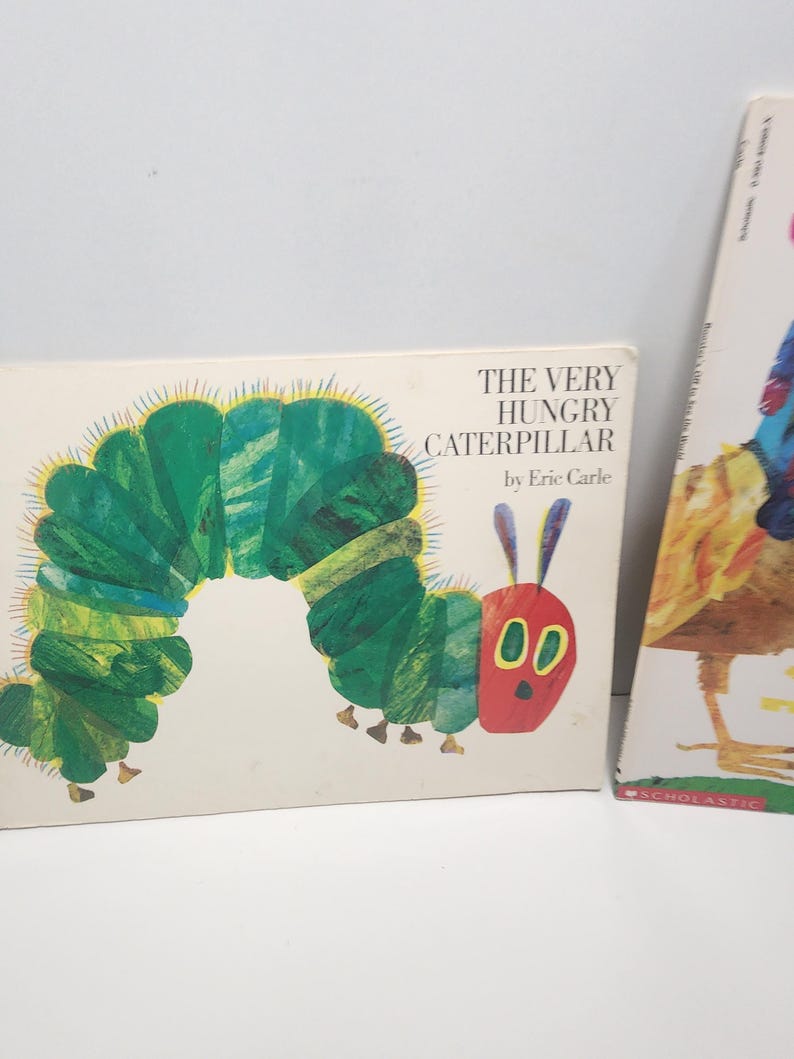 Puede incluir: La portada del libro La Oruga Muy Hambrienta con una oruga verde con cabeza roja y patas amarillas. El t&iacute;tulo del libro es "La Oruga Muy Hambrienta" de Eric Carle.
