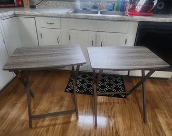 テレビトレイ 木製折りたたみ式特大トレイテーブル 素朴なグレーの木製天板とダークXフレームベース - エンドテーブル - テレビトレイ - ダイニングルーム