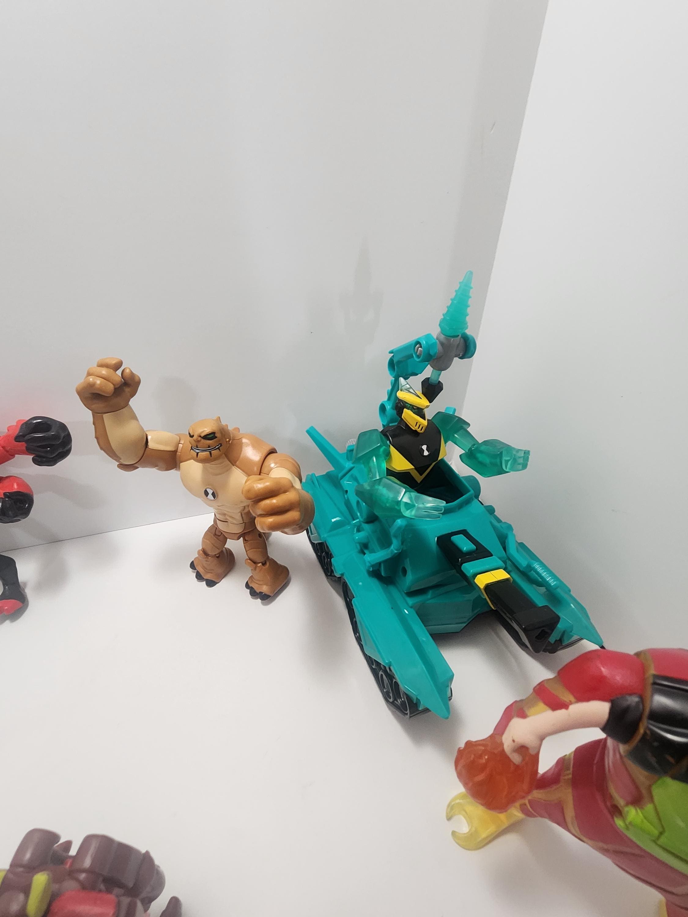 ベン 10 プレイメイツ アクションフィギュア カートゥーン ベン 10 プレイメイツ アクションフィギュア カートゥーン