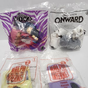 Puede incluir: Una colecci&oacute;n de cuatro bolsas de pl&aacute;stico que contienen juguetes de personajes de Disney. Las bolsas son de las pel&iacute;culas "Onward", "Ralph rompe Internet" y "Los Picapiedra y WWE: &iexcl;Choque en la Era de Piedra!" Cada bolsa presenta un personaje diferente de la pel&iacute;cula. Las bolsas son todas amarillas y tienen el logotipo de Disney.