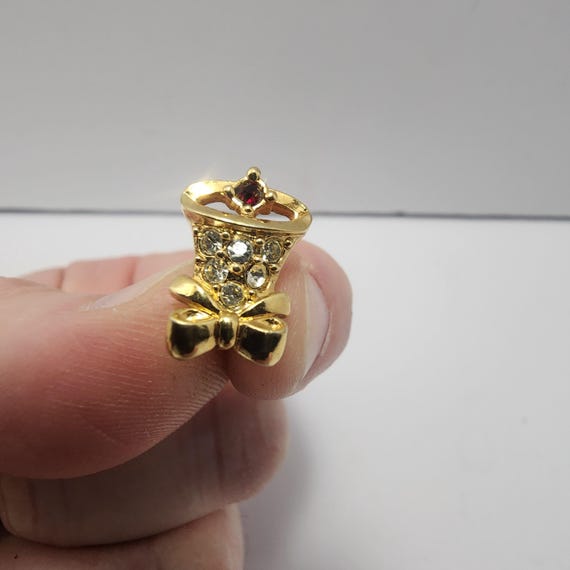 1991 Avon Collectable Gold Toned Earring (only 1) - Avon - Avon Gifts - Avon Jewerly - Gold Toned Earrings - Avon Earrings