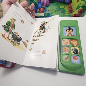 Puede incluir: Un libro infantil abierto con ilustraciones y texto, sostenido por una mano. El texto dice "Come play, Dick. Come see something funny. Funny Jane, Funny Puff." Un juguete verde con im&aacute;genes de ni&ntilde;os y animales est&aacute; al lado del libro.
