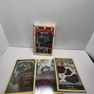 以下が含まれることがあります： 「タイム・ワープ・トリオ」というタイトルのペーパーバック3冊セット。タイトルは「騎士のキッチン・テーブル」、「あまり陽気じゃないロジャー」、「グーズ、悪党、そして間抜け」です。