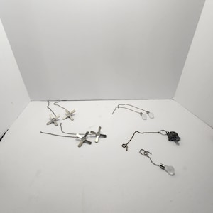 Puede incluir: Una taza de cerámica blanca con un asa negra y el texto "But First, Coffee" en negro, con una fuente de estilo manuscrito. La taza está sobre una superficie blanca.