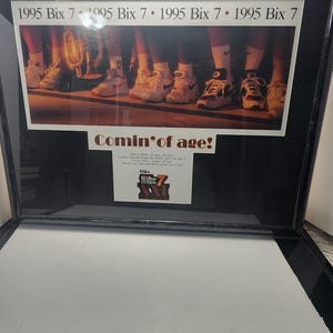Peut inclure: Impression encadr&eacute;e avec le texte "1995 Bix 7" en haut et la phrase "Comin' of age!" en dessous. L'image montre des personnes portant des baskets. Le logo Bix est &eacute;galement visible. Le cadre est noir.