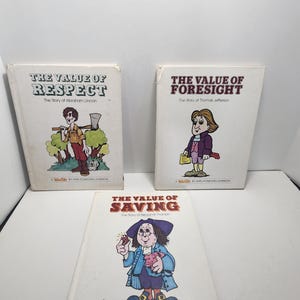Może przedstawiać: Trzy zabytkowe książki dla dzieci zatytułowane "Wartość szacunku", "Wartość przewidywania" i "Wartość oszczędzania". Każda książka zawiera ilustrację z kreskówek postaci historycznej. Książki są białe z kolorowymi ilustracjami.