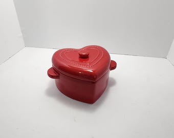 Rood hartvormig ovenbestendig kookgerei - kookgerei - keuken - hartvormig - koken - rood - pannen - braadpan