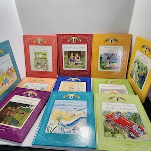 Può includere: Una collezione di dieci libri per bambini con copertine colorate che presentano illustrazioni di fiabe classiche. I titoli includono "The Tale of Two Bad Mice", "Hansel e Gretel", "The Velveteen Rabbit", "The Adventures of Robin Hood", "The Tailor of Gloucester", "La Bella Addormentata", "Jack and the Beanstalk", "La Sirenetta", e "The Country Mouse and the City Mouse".