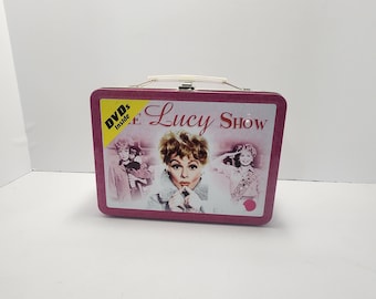 Lata coleccionable vintage de los años 2000 de "The Lucy Show" con películas en DVD: I Love Lucy, The Lucy Show, Nick At Night, lonchera y latas.
