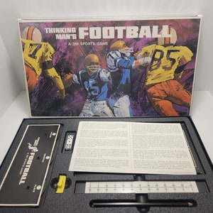 Peut inclure: Un jeu de soci&eacute;t&eacute; vintage 3M Thinking Man's Football dans sa bo&icirc;te d'origine. La bo&icirc;te pr&eacute;sente une illustration color&eacute;e de joueurs de football en action. Le jeu comprend un plateau de jeu, des d&eacute;s, des pions et un livret de r&egrave;gles.