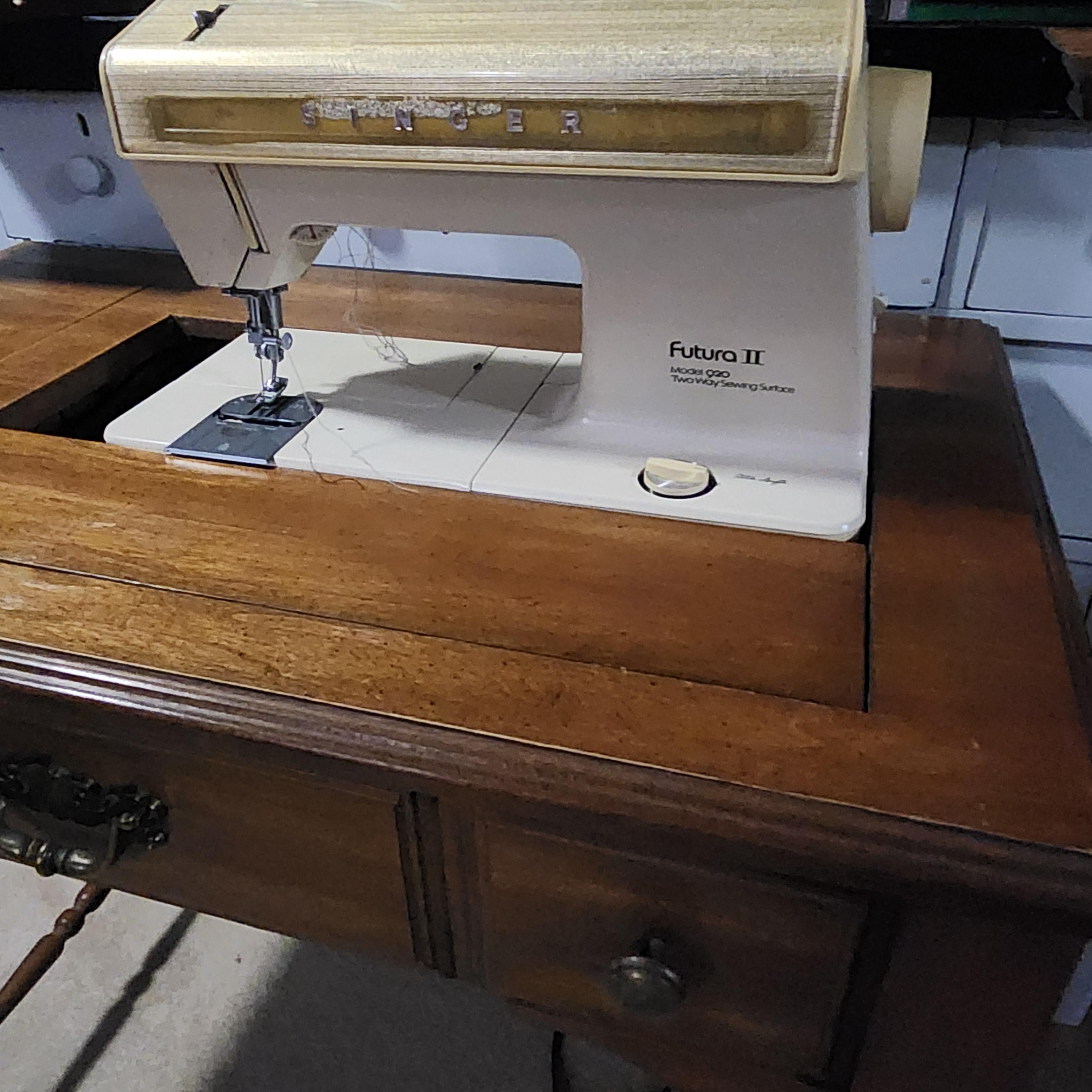 1960's Singer Futura II Model 900 Smsewing Machine Built Into Table ...
