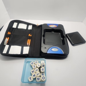 Jogo Boggle Folio Travel Edition da Hasbro com estojo de transporte - Hasbro - Jogos da Hasbro - Jogos de tabuleiro - Jogos de dados - Boggle - Jogos de viagem