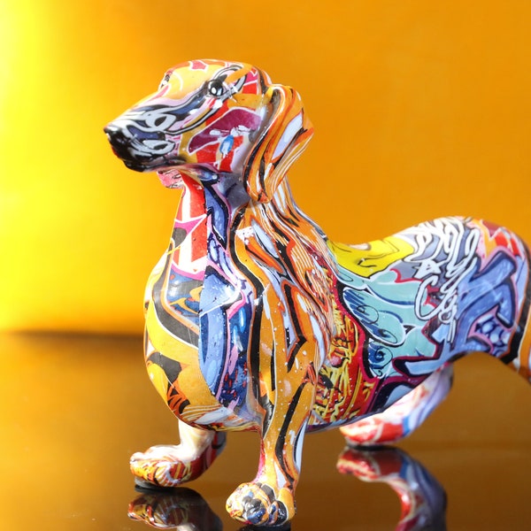 Dackel Deko Figur Hund aus Kunstharz mit Graffiti