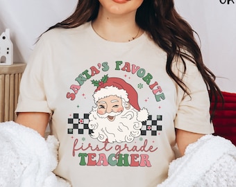 Camisa de maestro de primer grado para Navidad Camiseta de maestro de 1er grado, camiseta navideña de primer grado, camiseta de maestro favorita de Santas retro para maestro