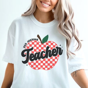 Custom Teacher Shirt, Personalized Teacher Shirt, Trendy Teacher Appreciation Gift,Retro Apple Teacher Name T-Shirt,Elementary Teacher Shirt