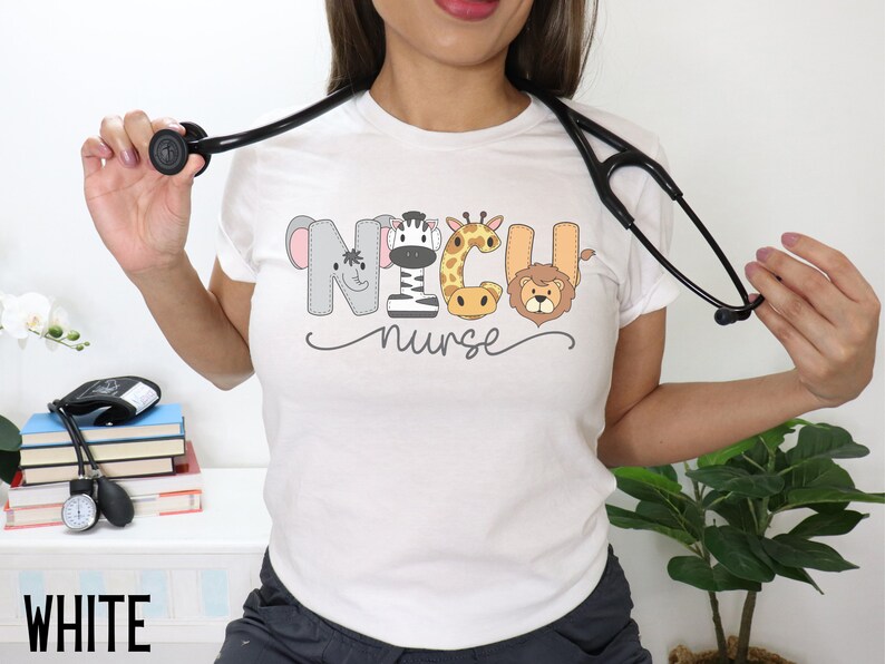 K&ouml;nnte beinhalten: Wei&szlig;es T-Shirt mit einer Grafik von Tiergesichtern, die "NICU nurse" buchstabieren.