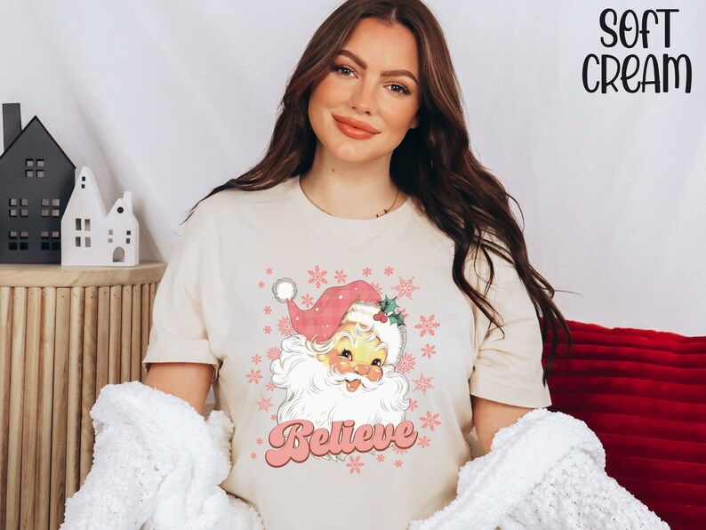 Pink Retro Santa Tee, Pink Christmas Santa Graphic Tee, Clothing, Retro Vintage Tee, Pink Santa T-shirt, Christmas Vibes, Pastel Holiday Tee bild 4