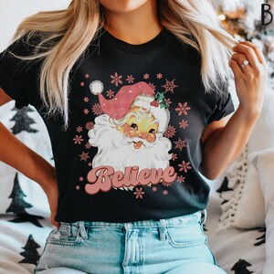 Pink Retro Santa Tee, Pink Christmas Santa Graphic Tee, Clothing, Retro Vintage Tee, Pink Santa T-shirt, Christmas Vibes, Pastel Holiday Tee bild 3
