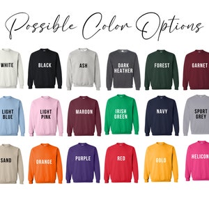 K&ouml;nnte beinhalten: Ein Diagramm mit 20 verschiedenen Sweatshirt-Farben. Die Farben sind mit ihren Namen beschriftet, wie z. B. Wei&szlig;, Schwarz, Asche, Dunkelgrau, Wald, Granat, Hellblau, Hellrosa, Rotbraun, Irischgr&uuml;n, Marineblau, Sportgrau, Sand, Orange, Lila, Rot, Gold und Heliconia.