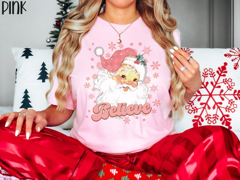 Pink Retro Santa Tee, Pink Christmas Santa Graphic Tee, Clothing, Retro Vintage Tee, Pink Santa T-shirt, Christmas Vibes, Pastel Holiday Tee bild 1