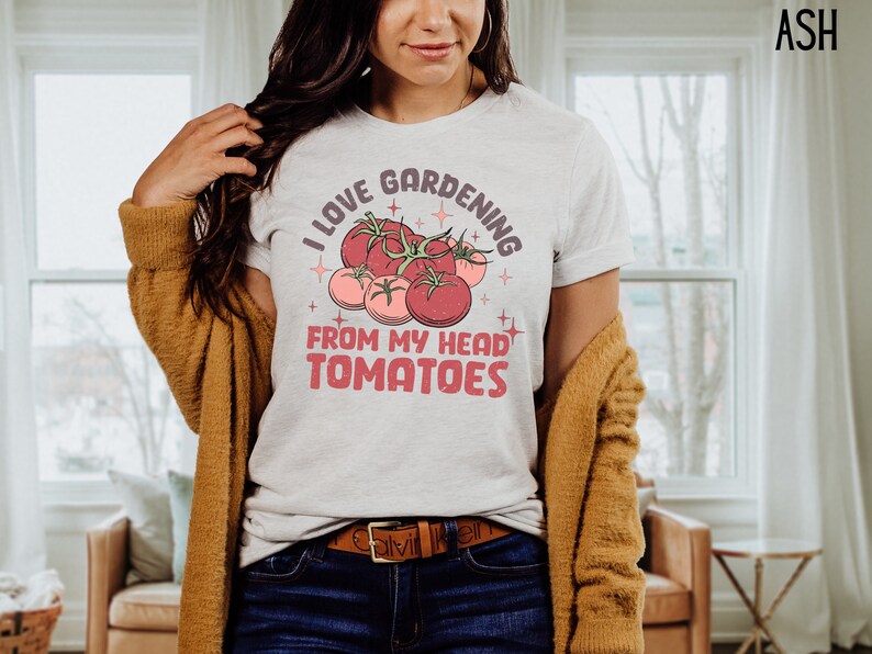 Może przedstawiać: Biały t-shirt z grafiką czerwonych pomidor&oacute;w i tekstem "Uwielbiam ogrodnictwo od głowy do st&oacute;p pomidory".