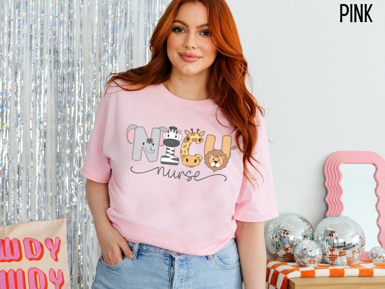 K&ouml;nnte beinhalten: Pinkes T-Shirt mit einer Grafik von Tieren, die "NICU nurse" buchstabieren.