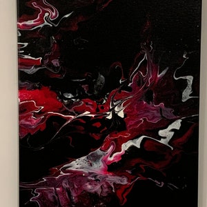 Peut inclure: Peinture acrylique abstraite sur toile. L'œuvre présente un fond sombre avec des motifs fluides de rouge, de blanc et de nuances de rose. Le design fluide crée une composition dynamique et visuellement attrayante. La toile est rectangulaire.