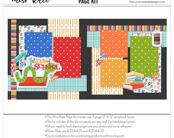 Puede incluir: Un kit de páginas de álbum de recortes con el texto "1st Day of School". El kit incluye papel estampado colorido, adornos troquelados como un autobús escolar, estrellas y un lápiz. El diseño está diseñado para dos páginas de 30,5 cm x 30,5 cm.