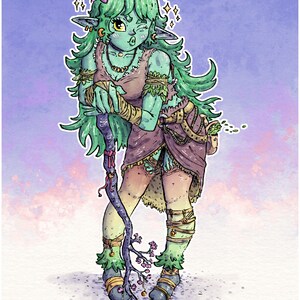 Puede incluir: Ilustraci&oacute;n fant&aacute;stica de una figura verde, parecida a un elfo, con pelo largo verde, vestida con un vestido marr&oacute;n y sosteniendo un bast&oacute;n. El personaje tiene una flor en el pelo y est&aacute; adornado con joyas. El fondo es una suave mezcla de morado y rosa.