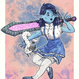 Puede incluir: Ilustraci&oacute;n de un personaje azulado con aspecto de elfo, con cabello azul oscuro, que lleva un vestido azul y sostiene una gran espada con un centro rosa. El personaje tambi&eacute;n sostiene una oveja blanca y esponjosa. El fondo es una mezcla de rosa y azul.