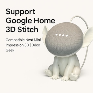 Pode incluir: Um suporte de alto-falante impresso em 3D de cor branca com a forma de uma criatura mítica com um alto-falante Google Home Mini cinza na parte superior. O suporte tem orelhas grandes e uma cauda. O texto "Support Google Home 3D Stitch" é visível na imagem. O texto "Compatible Nest Mini Impression 3D | Déco Geek" também é visível na imagem.