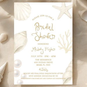 Puede incluir: Una invitación a una despedida de soltera con temática de playa. La invitación blanca presenta texto dorado e ilustraciones de acuarela de conchas marinas y corales. El texto de la invitación dice "Bridal Shower".