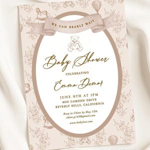 Może przedstawiać: Zaproszenie na baby shower z beżowym tłem i kwiatowym wzorem. Zaproszenie zawiera owalną ramkę z napisem "Baby Shower" i "We Can Bearly Wait". Zaproszenie jest dla Emmy Demar.