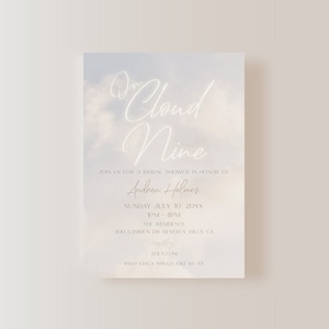 Puede incluir: Una invitación a una despedida de soltera con un fondo de acuarela de nubes en tonos azules y blancos. El texto "On Cloud Nine" está escrito en letra blanca. La invitación es para Andrea Holmes e incluye la fecha, la hora y el lugar del evento. También se incluye la información de RSVP.