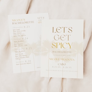 Puede incluir: Una invitación dorada y blanca para una despedida de soltera en Cabo. La invitación presenta un diseño de palmeras y el texto "Let's Get Spicy" con el nombre de la novia, Nicole Mendoza, y las fechas 8.23.XX a 8.26.XX. RSVP a Brady antes del 1 de marzo al 949.123.4567.