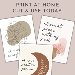 Puede incluir: Tres tarjetas imprimibles con afirmaciones positivas e ilustraciones abstractas de hojas y luna. El texto en las tarjetas dice "Estoy en paz con mi pasado", "Cuido de" y "Soy una persona positiva".