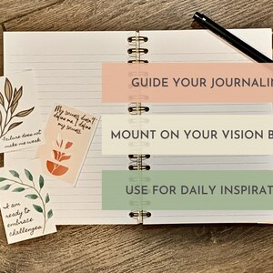 Puede incluir: Un conjunto de tres tarjetas de citas inspiradoras con dise&ntilde;os florales de acuarela. Las tarjetas presentan el texto "El fracaso no me debilita", "Mi &eacute;xito no me define, yo defino mi alma", y "Estoy listo para abrazar los desaf&iacute;os". Las tarjetas est&aacute;n dise&ntilde;adas para ser usadas para llevar un diario, tableros de visi&oacute;n e inspiraci&oacute;n diaria.