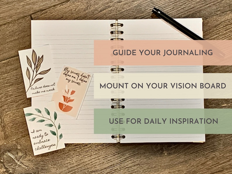 Puede incluir: Un conjunto de tres tarjetas de citas inspiradoras con dise&ntilde;os florales de acuarela. Las tarjetas presentan el texto "El fracaso no me debilita", "Mi &eacute;xito no me define, yo defino mi alma", y "Estoy listo para abrazar los desaf&iacute;os". Las tarjetas est&aacute;n dise&ntilde;adas para ser usadas para llevar un diario, tableros de visi&oacute;n e inspiraci&oacute;n diaria.