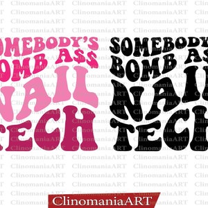 Op de afbeelding: Roze en rode tekst op een witte achtergrond die "Somebody's Bomb Ass Nail Tech" luidt. Dezelfde tekst wordt in zwart op een witte achtergrond weergegeven.