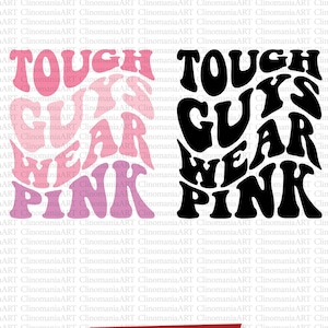 Puede incluir: Un diseño gráfico con el texto "Tough Guys Wear Pink" en un esquema de color rosa y negro. El texto está estilizado con una fuente ondulada y psicodélica.