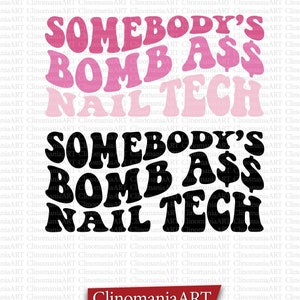 Op de afbeelding: Een grafisch ontwerp met de tekst "Somebody's Bomb Ass Nail Tech" in roze en zwarte retro-lettertype.