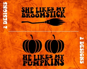 Puede incluir: Fondo naranja con el texto "SHE LIKES MY BROOMSTICK" sobre un gráfico de escoba negra. Debajo, el texto "HE LIKES MY PUMPKINS" está sobre dos gráficos de calabazas negras. Las palabras "2 DESIGNS" están a los lados.